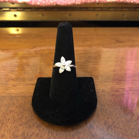 Women’s size 8 silver ring with CZ stones - Picture 1 of 3